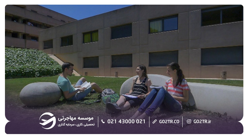 محوطه دانشگاه خودمختار بارسلونا به همراه تعدادی از دانشجویان